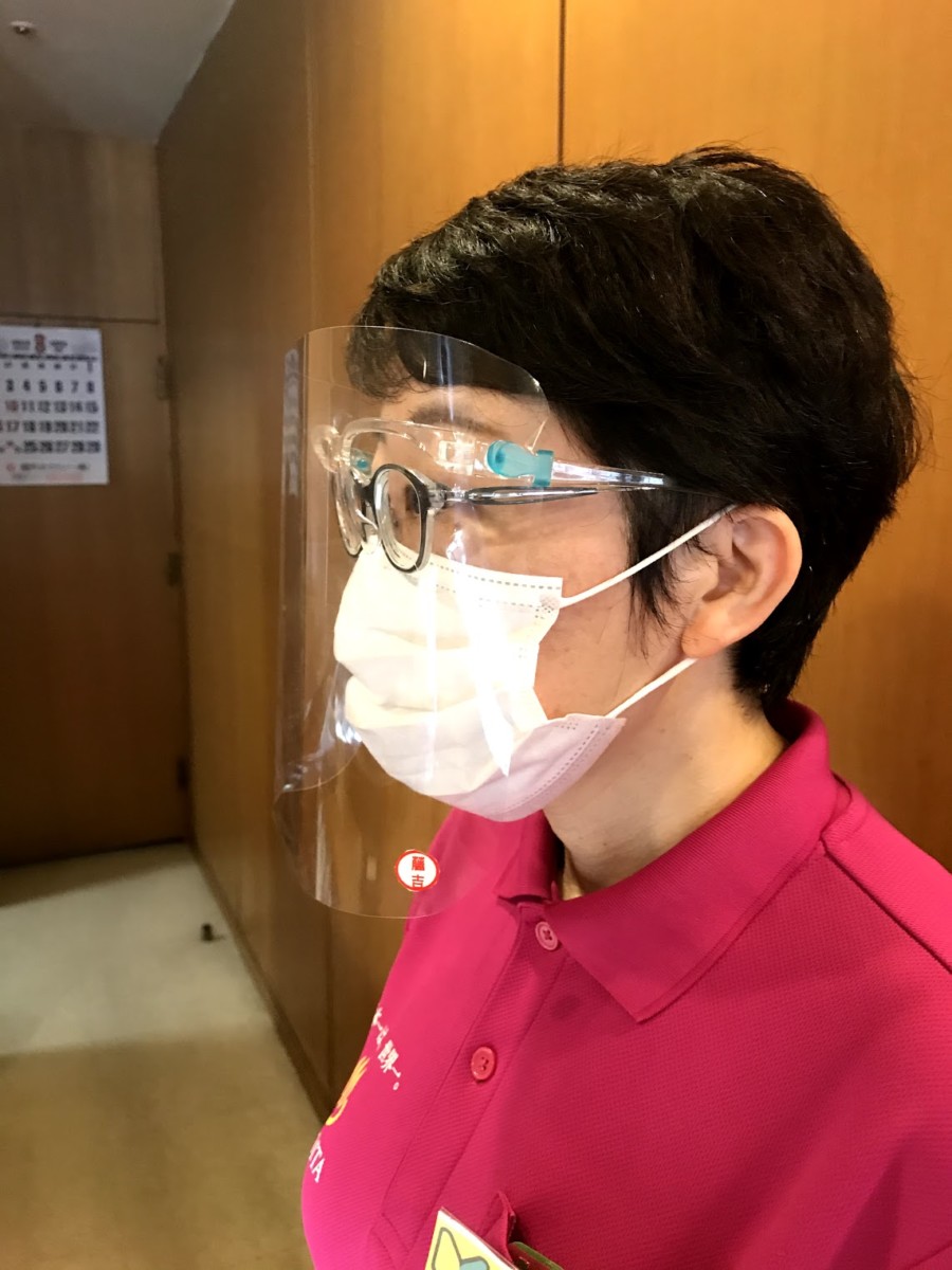 スタッフのマスク着用
